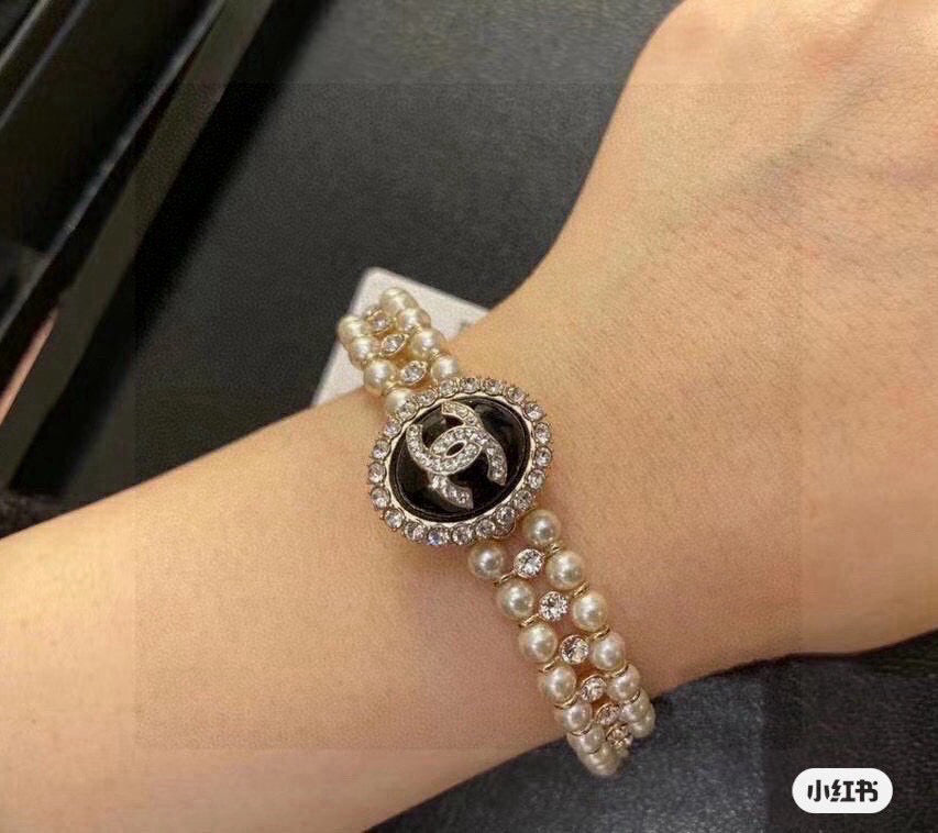 Pearl Bracelet in Polished Metal-Tone – Pearl Detail front product view