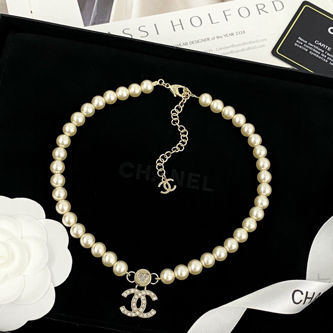 Pearl Pearl-Detail Pendant Necklace – Pearl Detail – Design 019 detail view