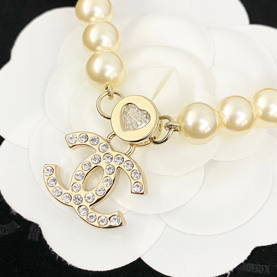 Pearl Pearl-Detail Pendant Necklace – Pearl Detail – Design 018 close-up detail