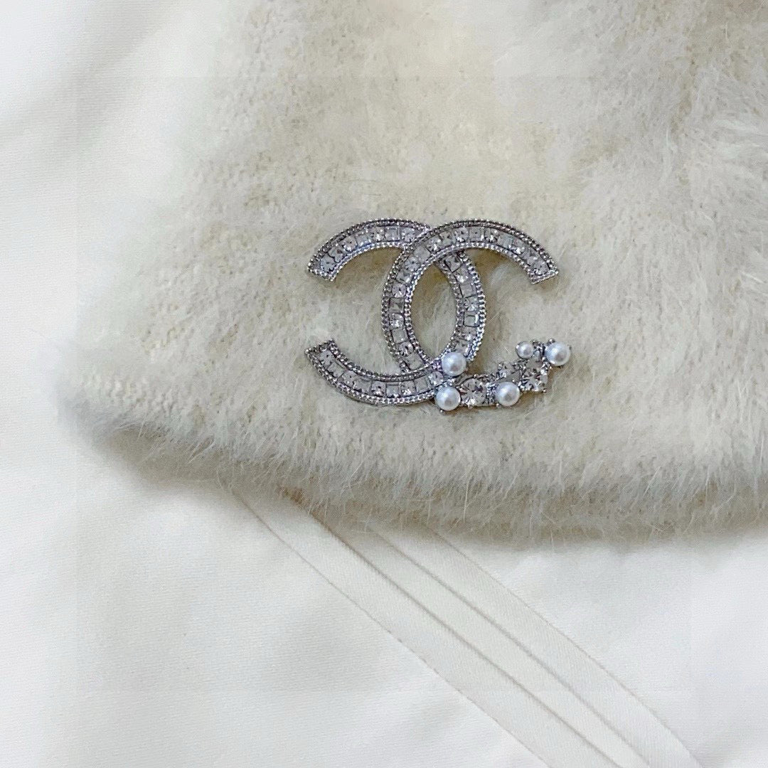 Double-C Emblem Brooch in Polished Metal-Tone – Pearl Detail – Design 003 close-up detail