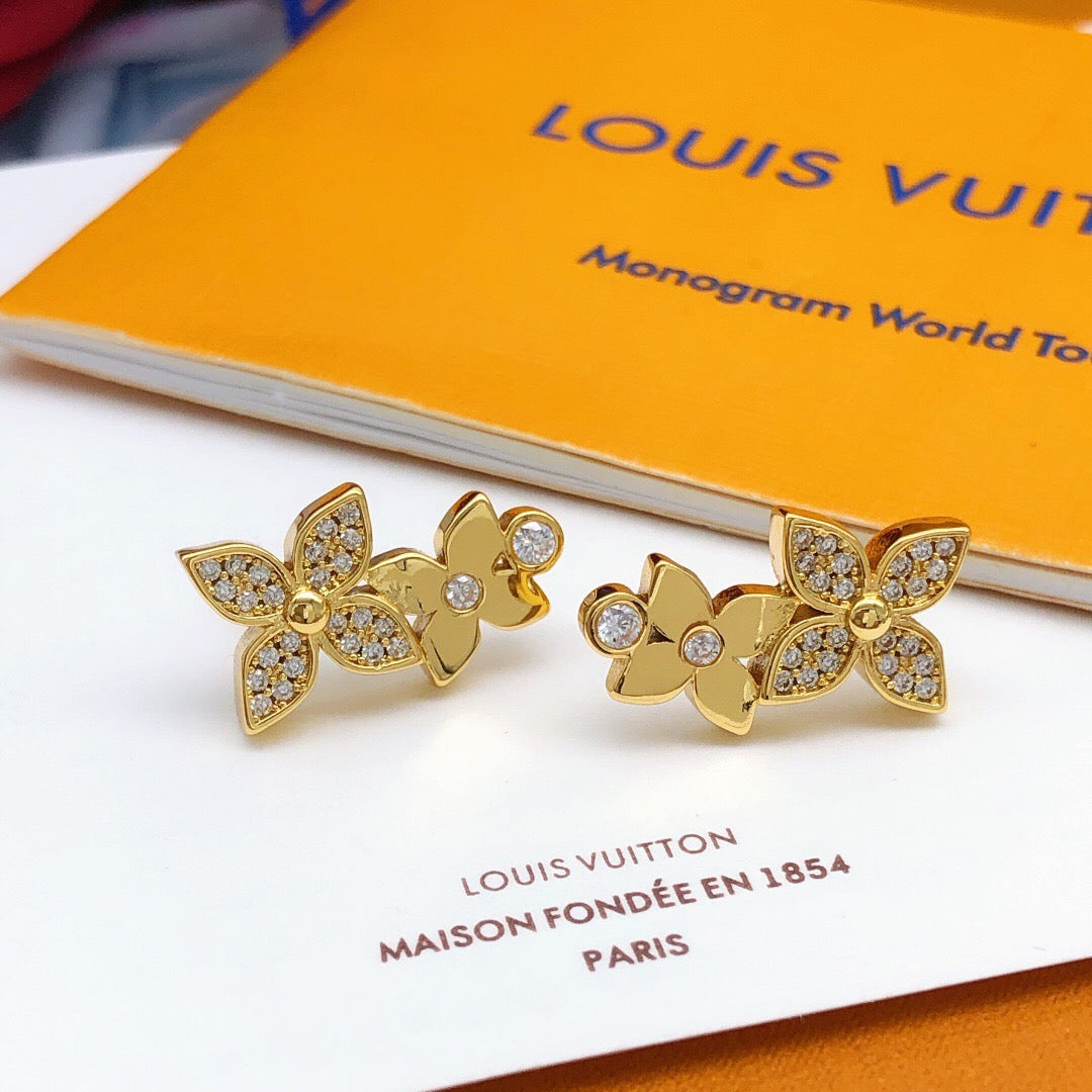 Star Stud Earrings in Silver-Tone – Silver Detail – Design 002 detail view