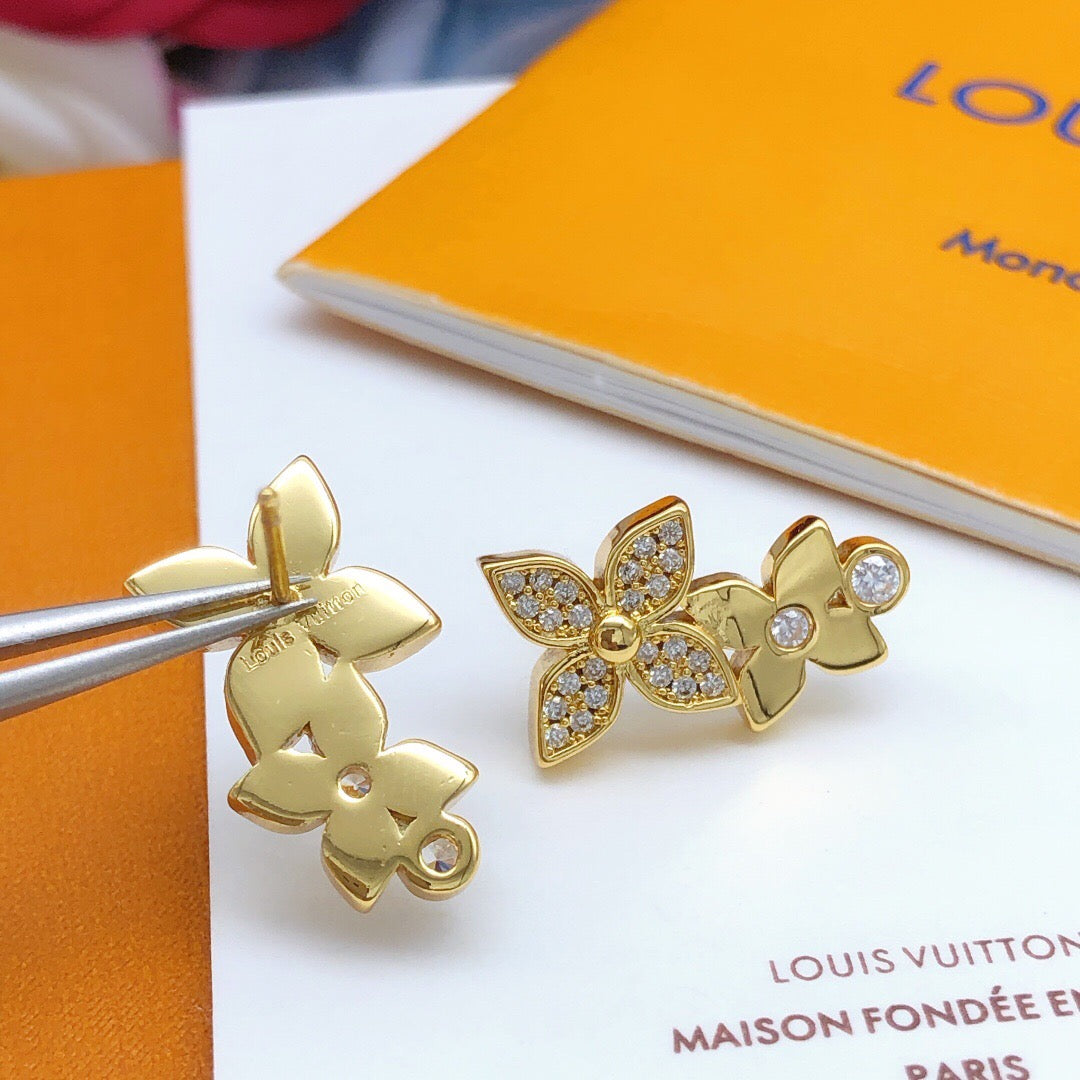 Star Stud Earrings in Silver-Tone – Silver Detail – Design 002 side detail