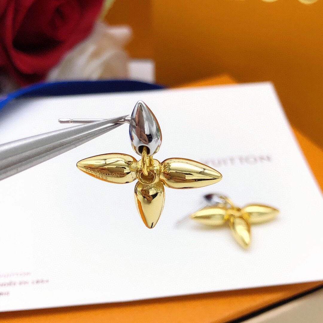 Geometric Emblem Stud Earrings in Silver-Tone – Silver Detail – Design 002 side detail