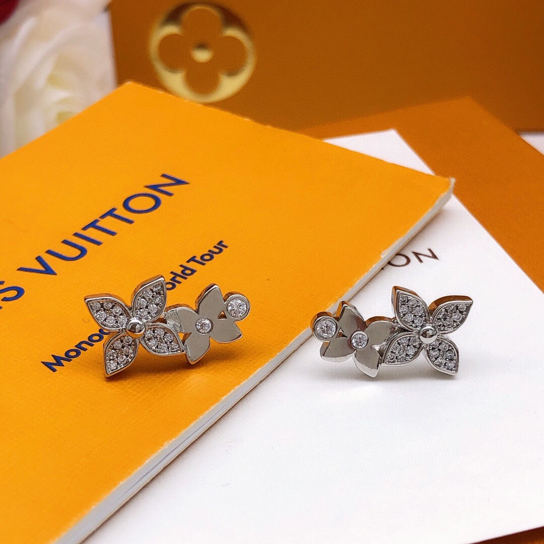 Star Stud Earrings in Silver-Tone – Silver Detail detail view