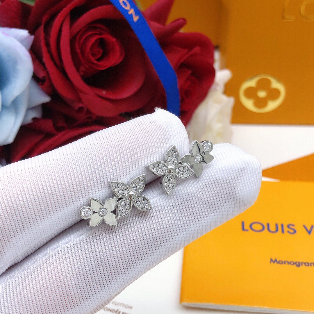 Star Stud Earrings in Silver-Tone – Silver Detail – Design 003 detail view