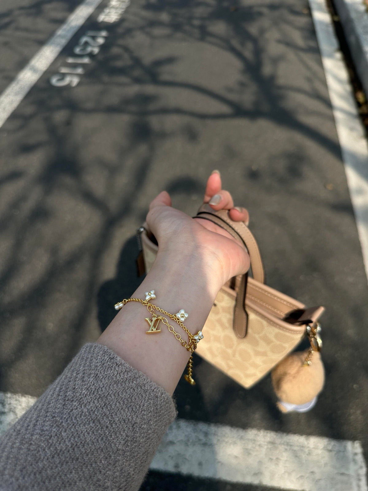 Floral Bracelet in Gold-Tone – White Detail close-up detail