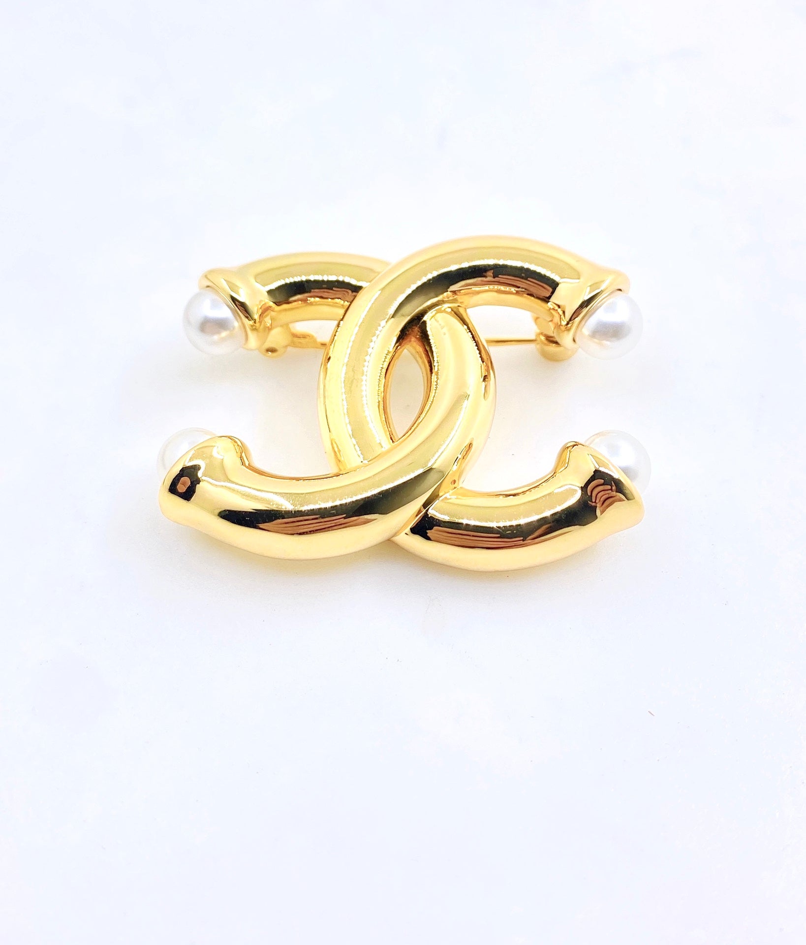 Pearl Brooch in Gold-Tone – Pearl Detail main product view