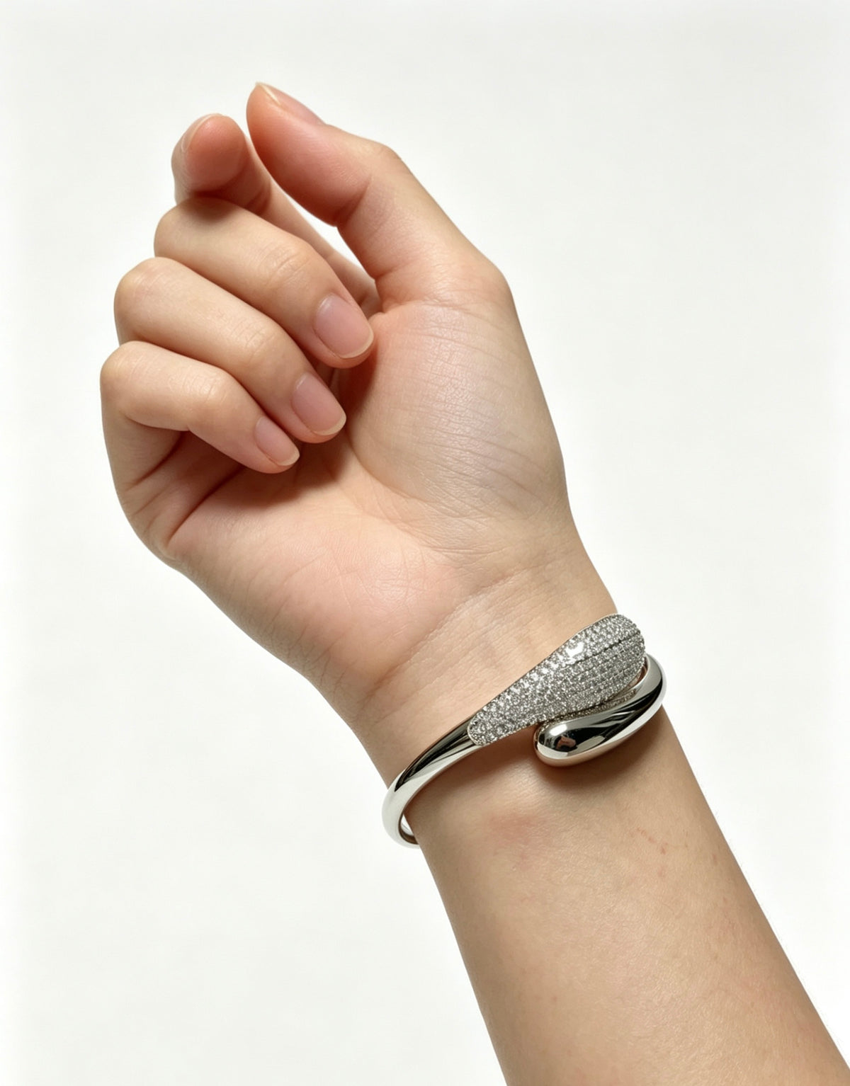 Sculptural Statement Bracelet in Gold-Tone – Design 21 detail view