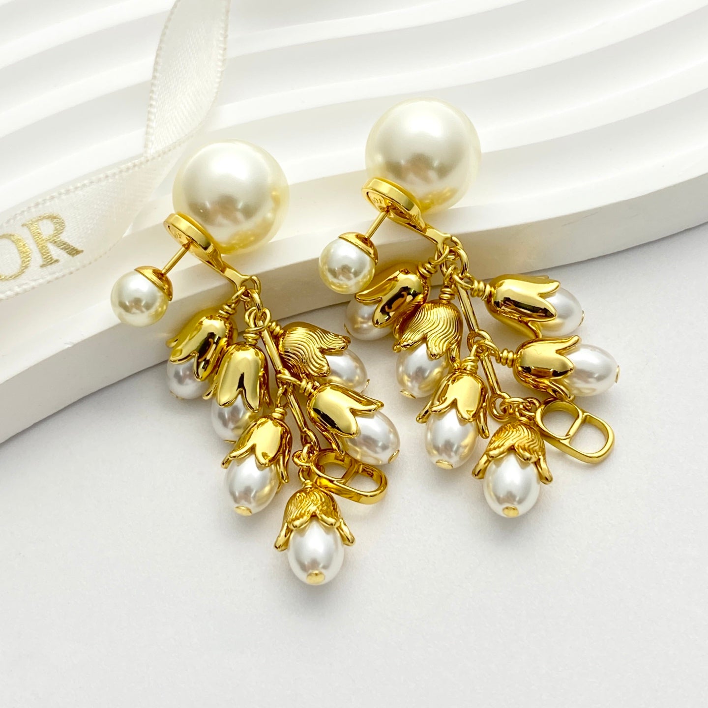 Pearl-Style Motif Stud Earrings in Polished Metal-Tone with Pearl-Style Detail – Design 003 detail view