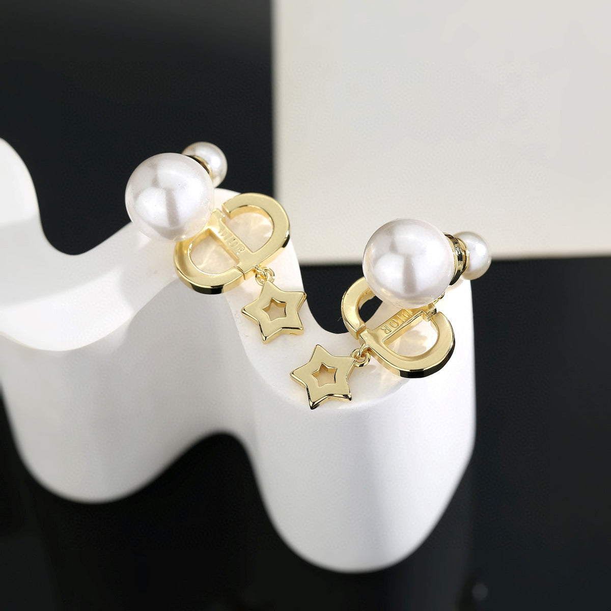 Pearl-Style Motif Stud Earrings in Polished Metal-Tone with Pearl-Style Detail – Design 004 close-up detail