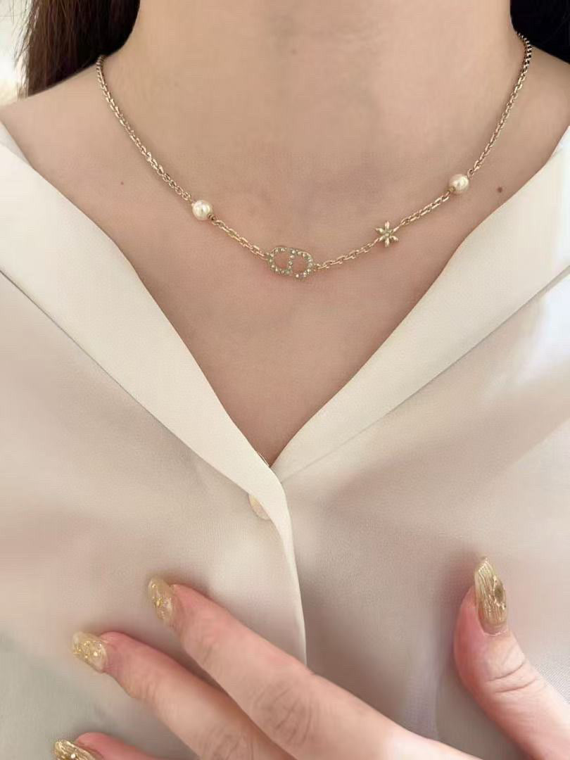 Pearl-Style Motif Pendant Necklace in Polished Metal-Tone with Pearl-Style Detail – Design 003 detail view