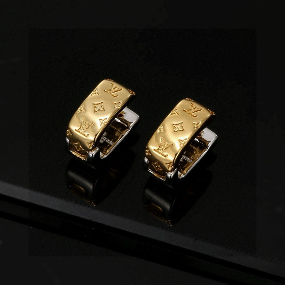 Clover Stud Earrings in Polished Metal-Tone – Clover Detail – Design 003 close-up detail