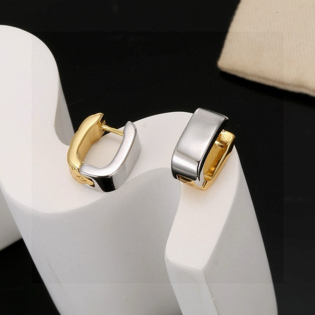 Clover Stud Earrings in Polished Metal-Tone – Clover Detail – Design 003 side detail