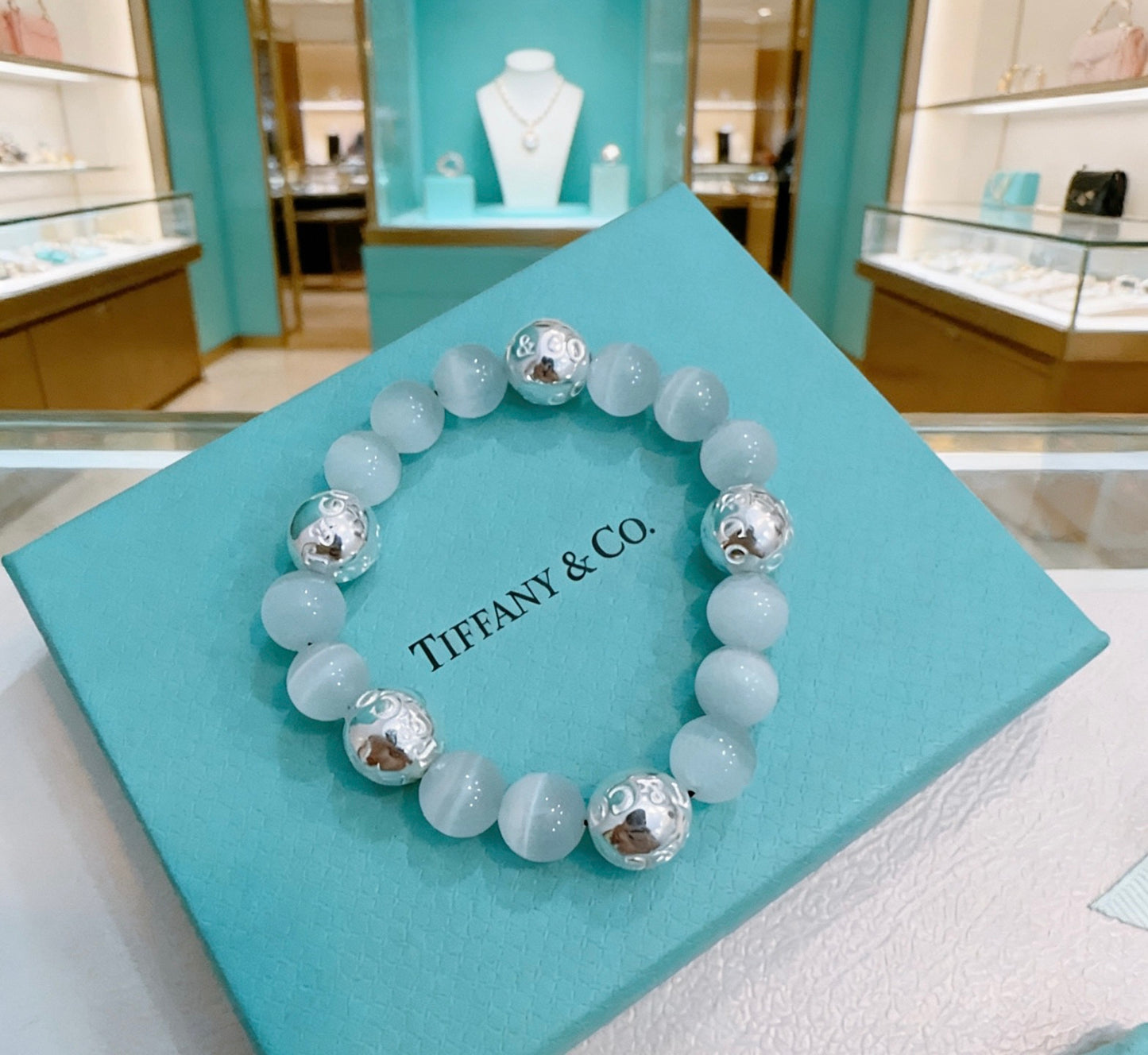 Signature Motif Bracelet in Silver-Tone – Agate Detail front product view