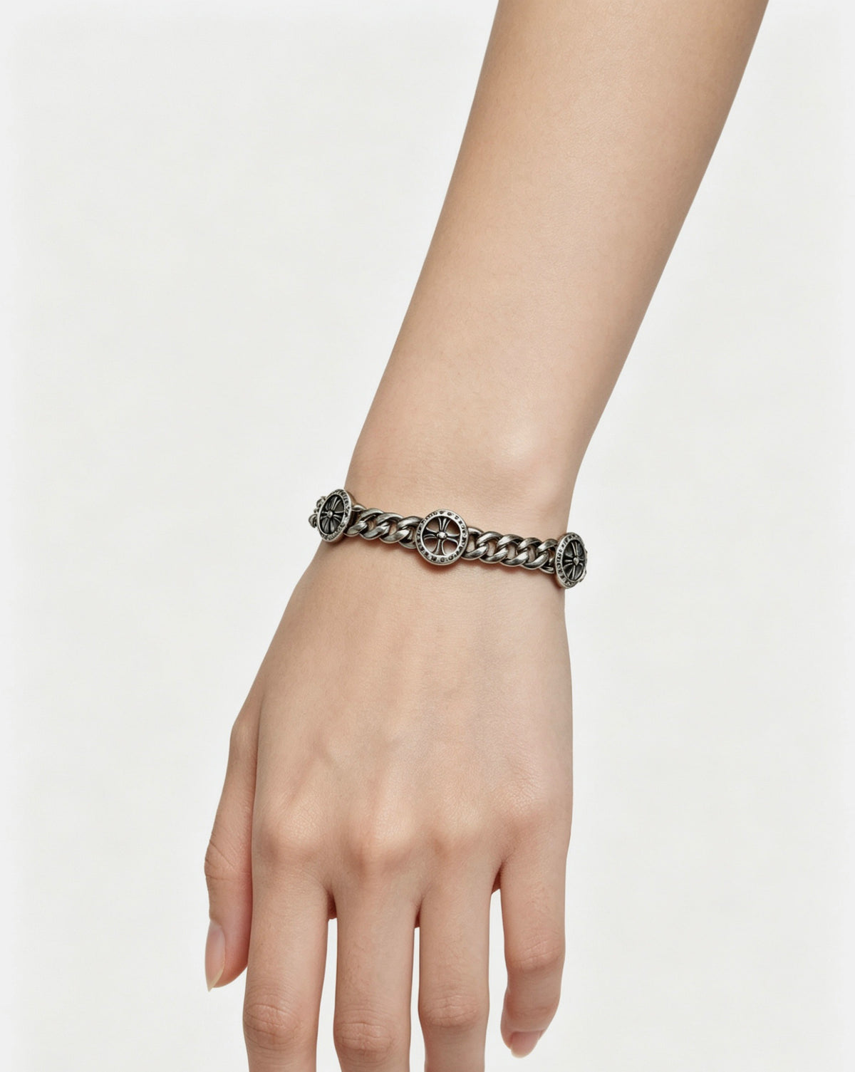 Cross Cuban-Link Bracelet in Antique Silver-Tone – Cuban Link – Design 02 detail view