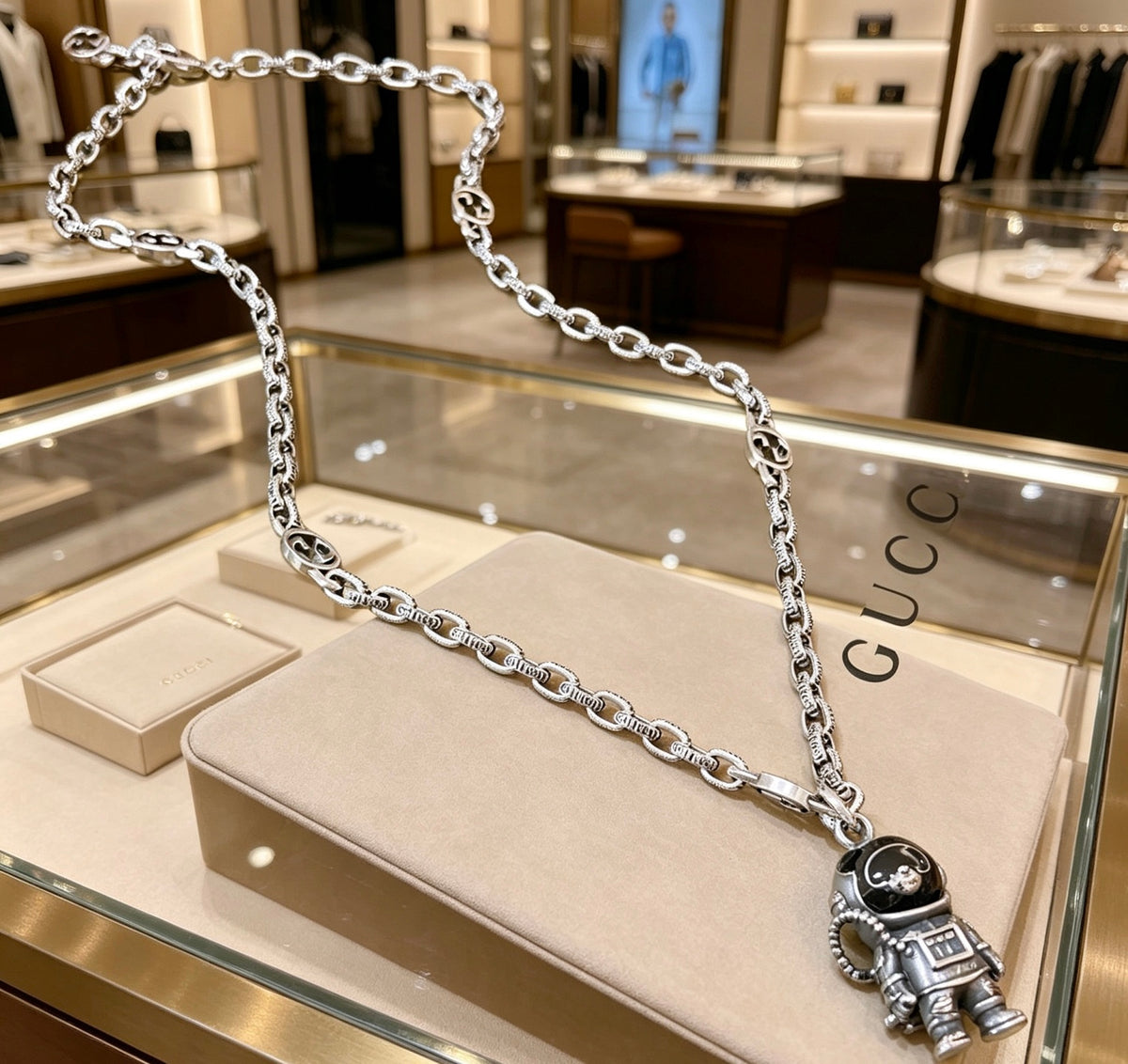 Double-G Emblem Pendant Necklace in Polished Metal-Tone – Vintage Detail – Design 007 side detail