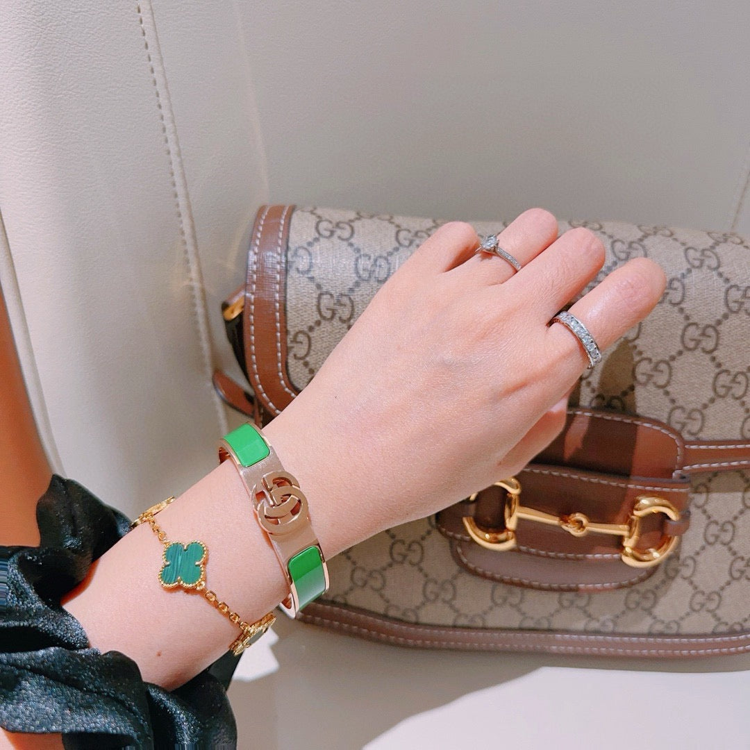 Double-G Emblem Bangle in Gold-Tone – Design 004 detail view