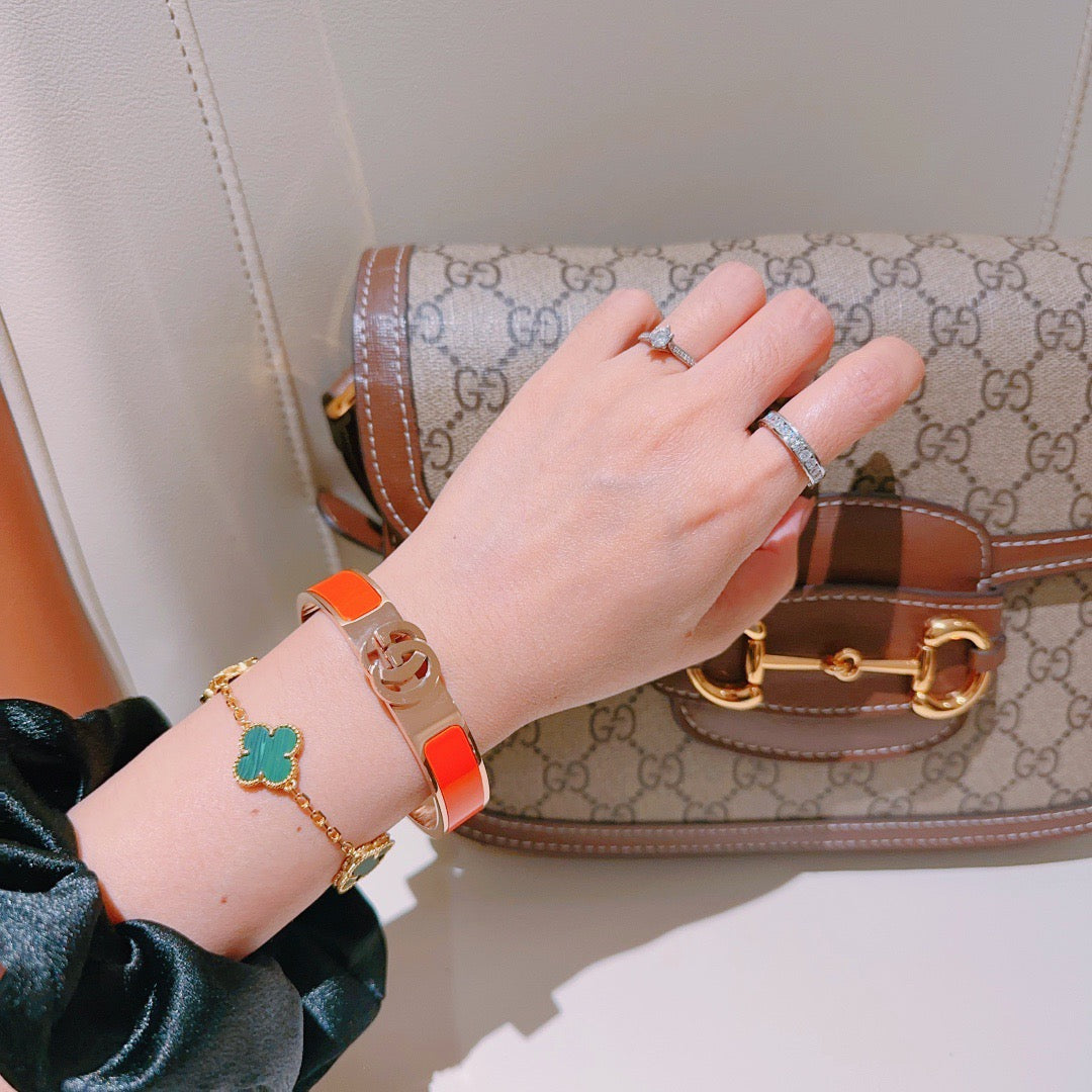 Double-G Emblem Bangle in Gold-Tone – Design 001 detail view