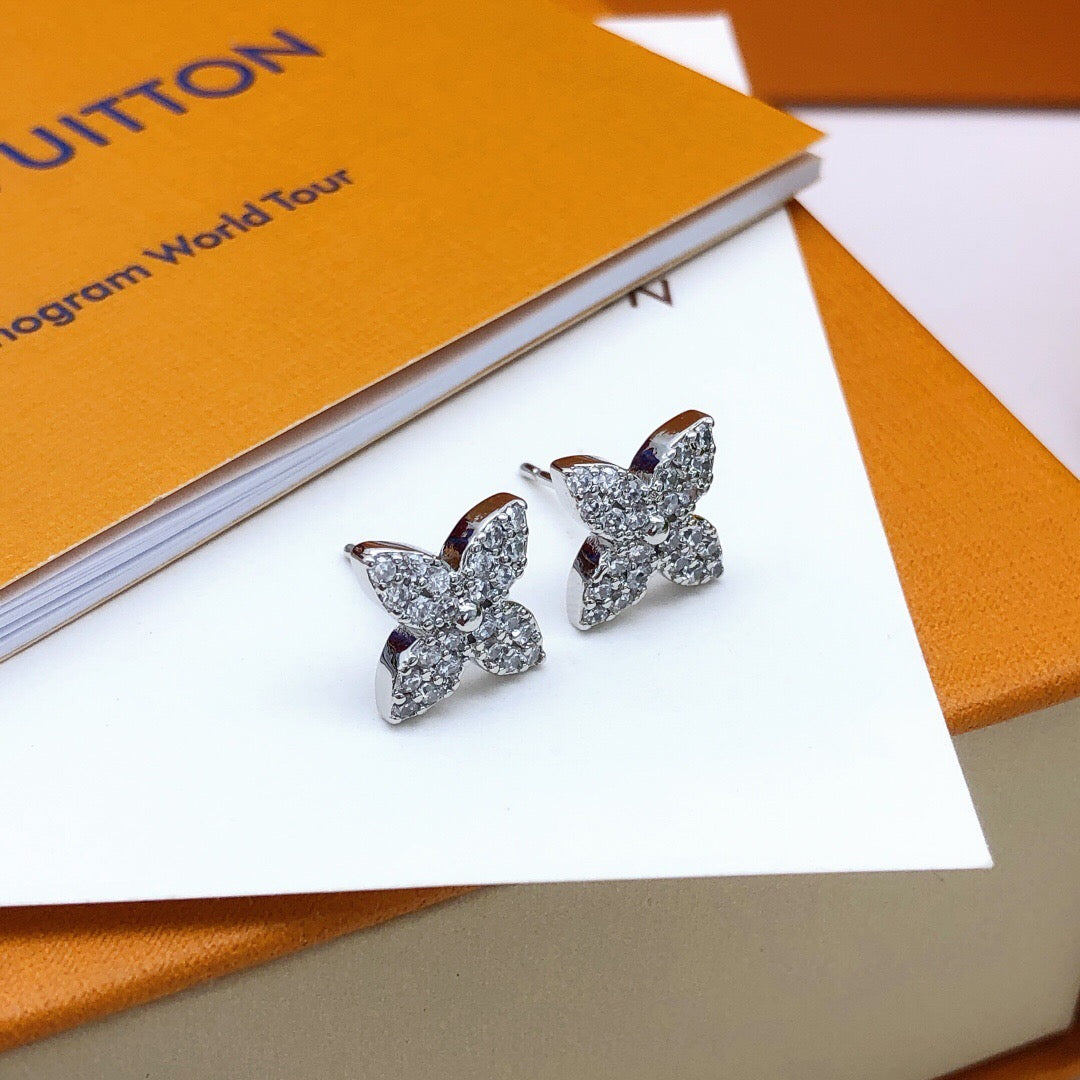 Geometric Emblem Fashion Accessory – Silver Detail side detail