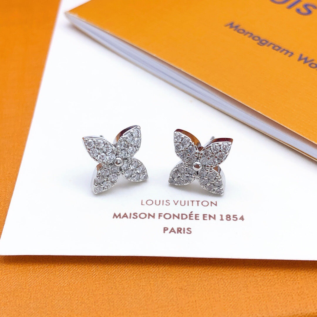 Geometric Emblem Fashion Accessory – Silver Detail main product view