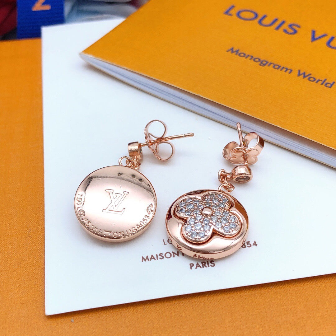 Geometric Emblem Stud Earrings in Rose-Gold-Tone – Rose Gold Detail close-up detail