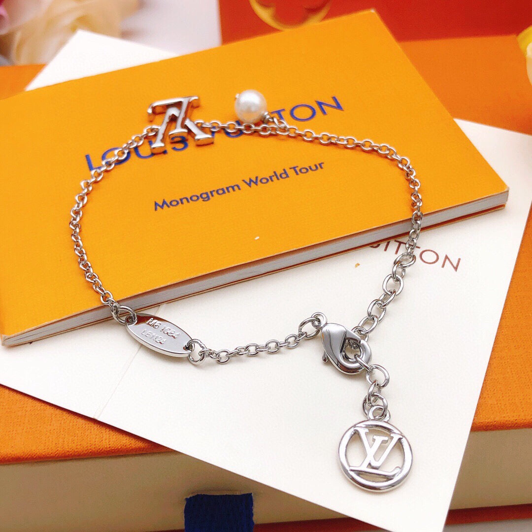 Geometric Emblem Bracelet in Silver-Tone – Silver Detail detail view