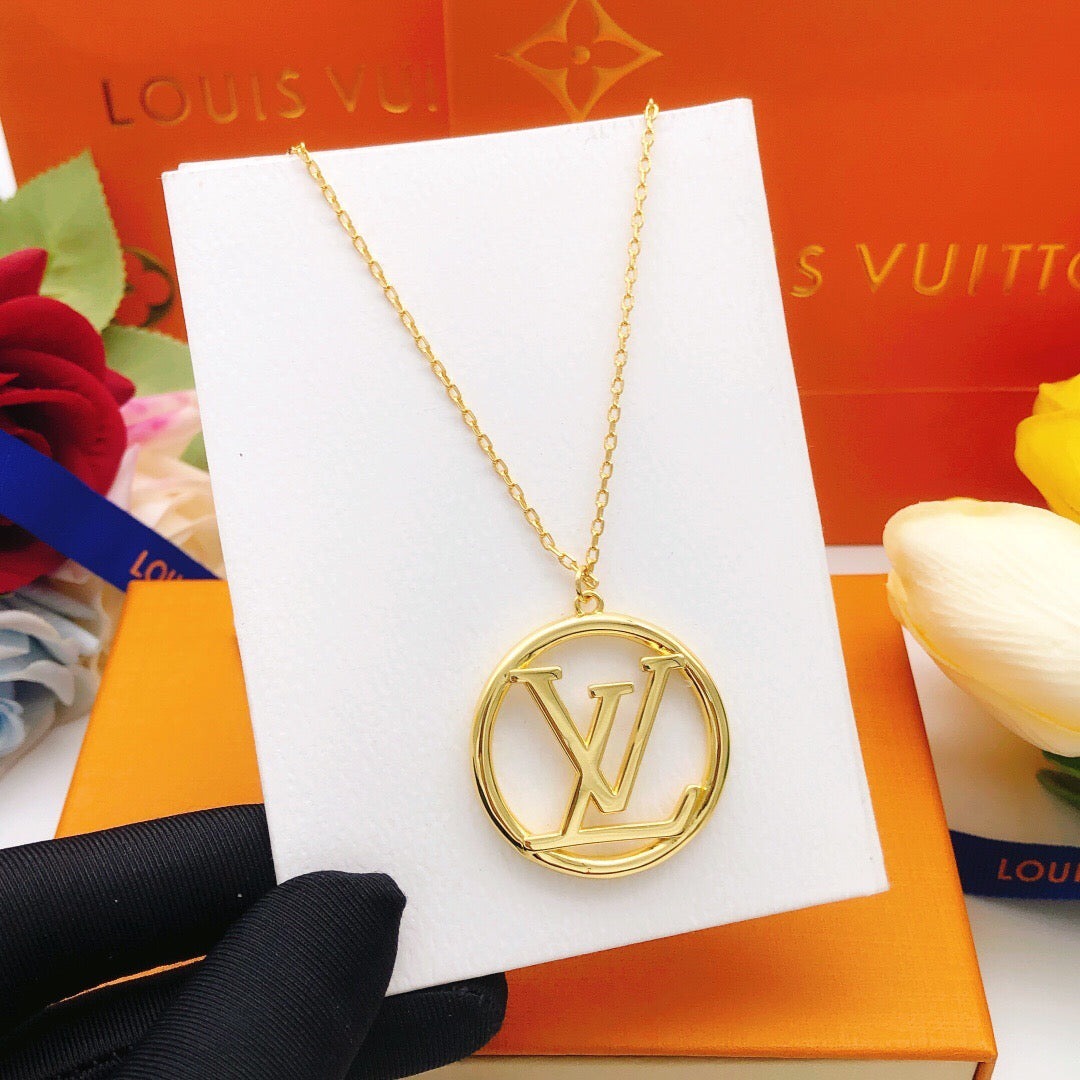 Round Pendant Necklace in Gold-Tone – Design 002 close-up detail