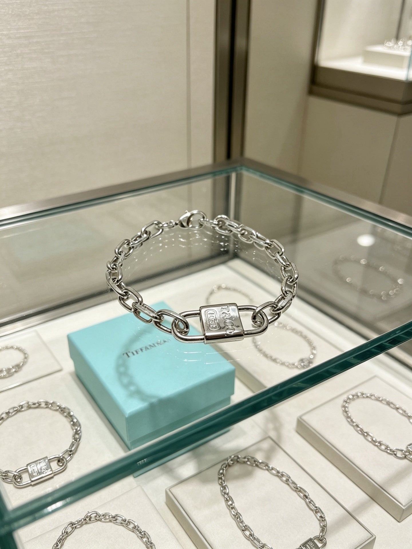 Signature Motif Bracelet in Silver-Tone – Vintage Detail – Design 02 side detail