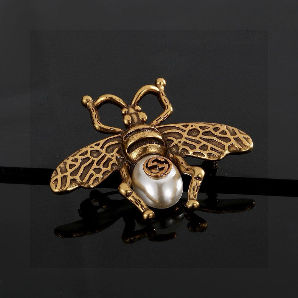 Double-G Emblem Brooch in Gold-Tone – Design 002 detail view