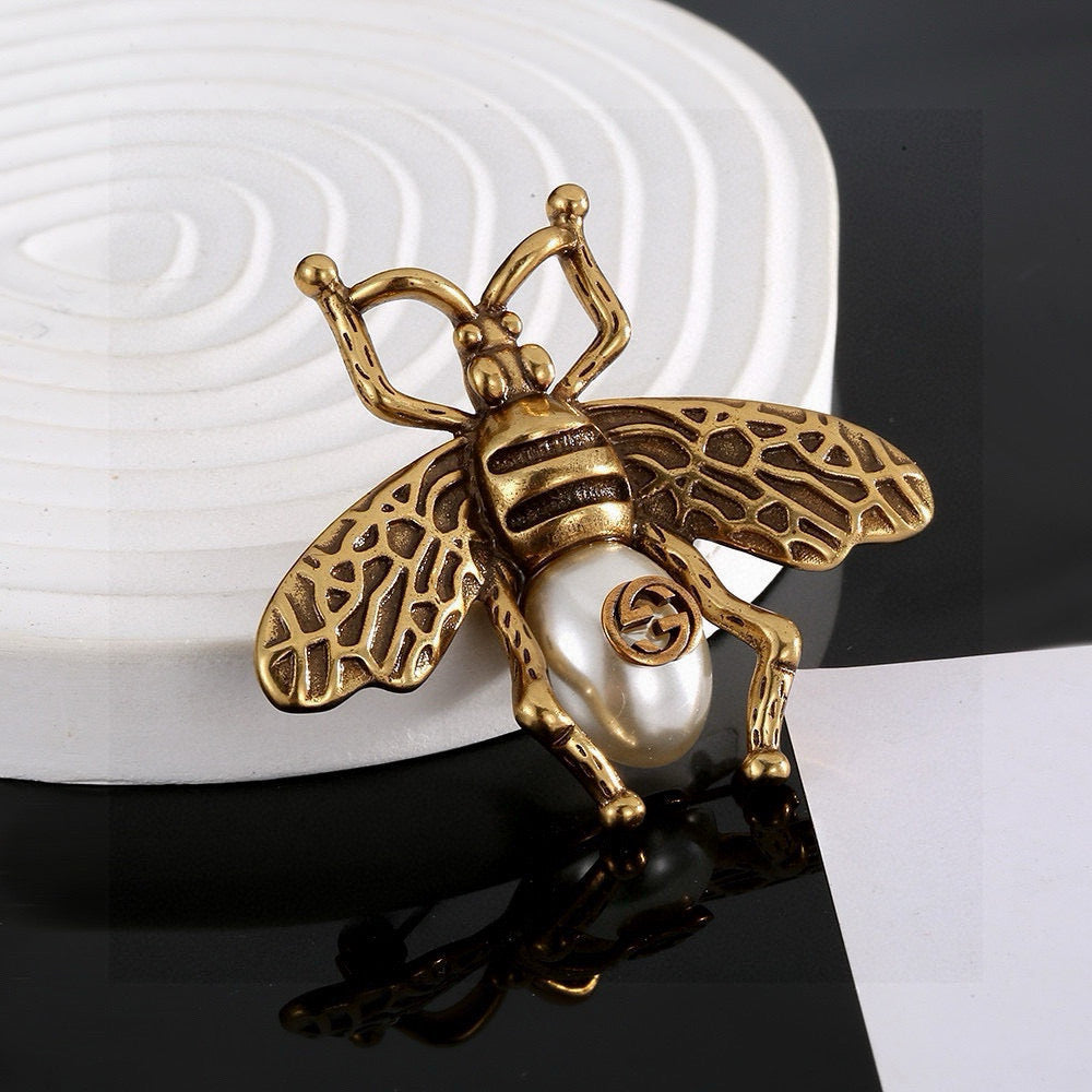 Double-G Emblem Brooch in Gold-Tone – Design 002 side detail