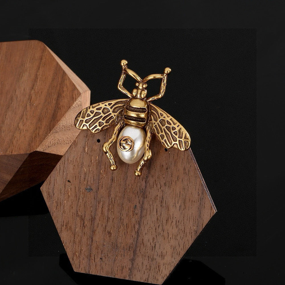 Double-G Emblem Brooch in Gold-Tone – Design 001 close-up detail