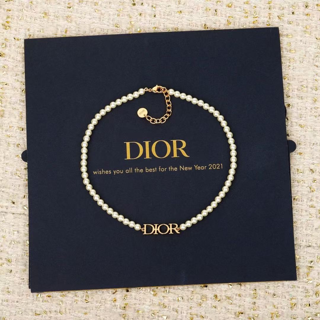 Pearl-Style Motif Pendant Necklace in Polished Metal-Tone with Pearl-Style Detail – Design 001 close-up detail