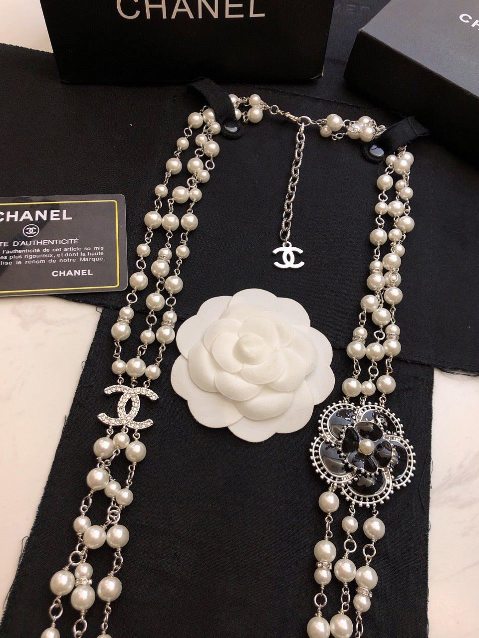 Camellia Pearl-Detail Pendant Necklace – Pearl Detail detail view