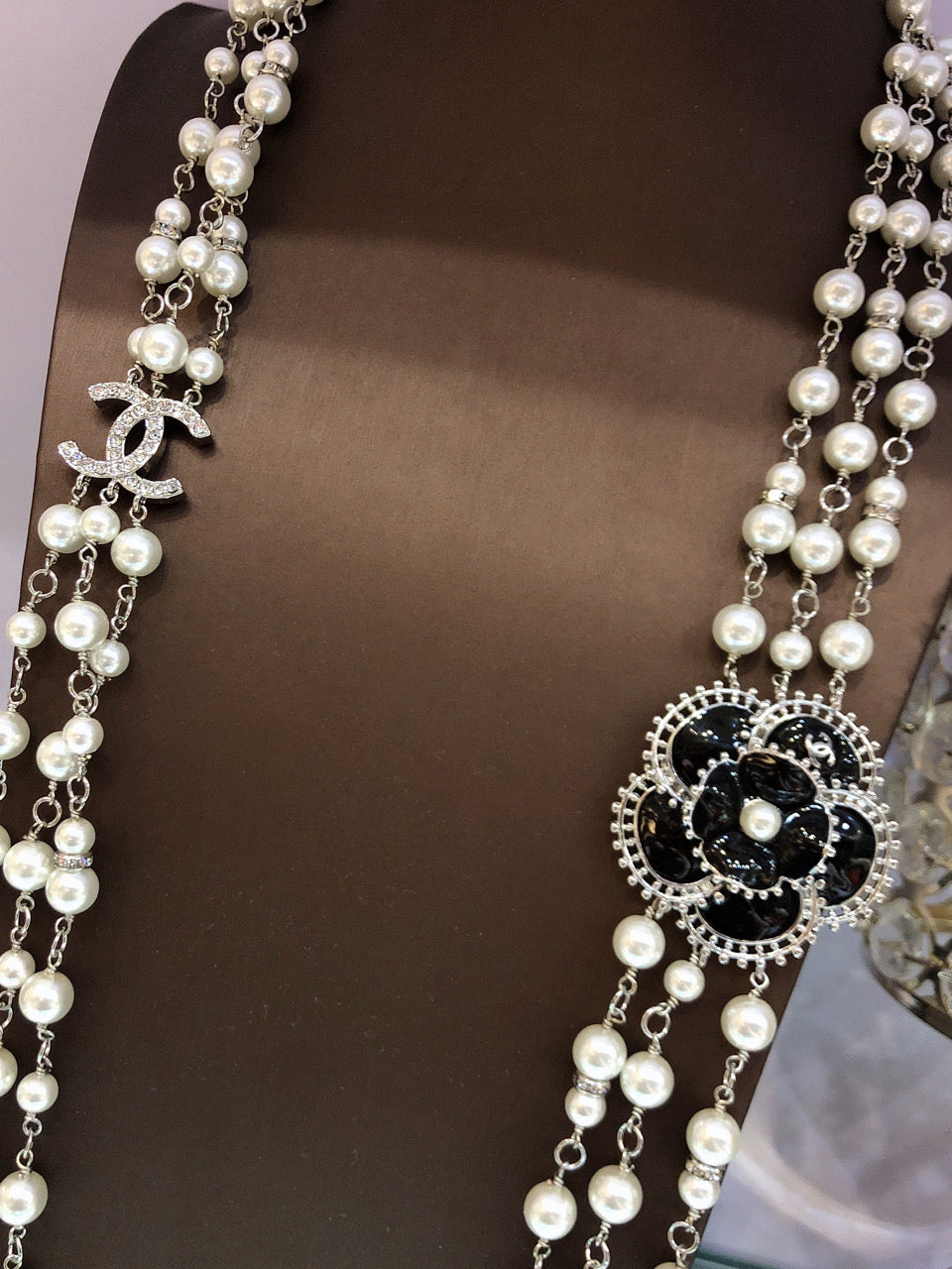 Camellia Pearl-Detail Pendant Necklace – Pearl Detail detail view